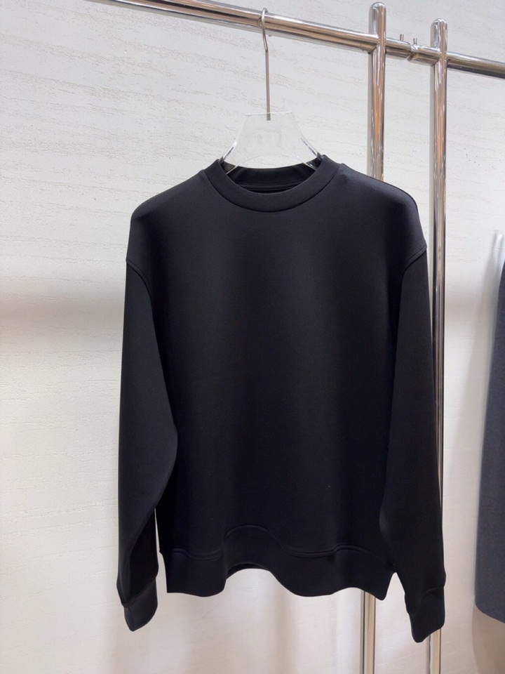  ARMANI阿玛尼2025秋冬休闲松弛系列圆领卫衣，370克重柔感果冻棉，像被云朵轻轻托住。弹力很好，