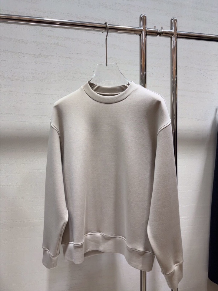  ARMANI阿玛尼2025秋冬休闲松弛系列圆领卫衣，370克重柔感果冻棉，像被云朵轻轻托住。弹力很好，