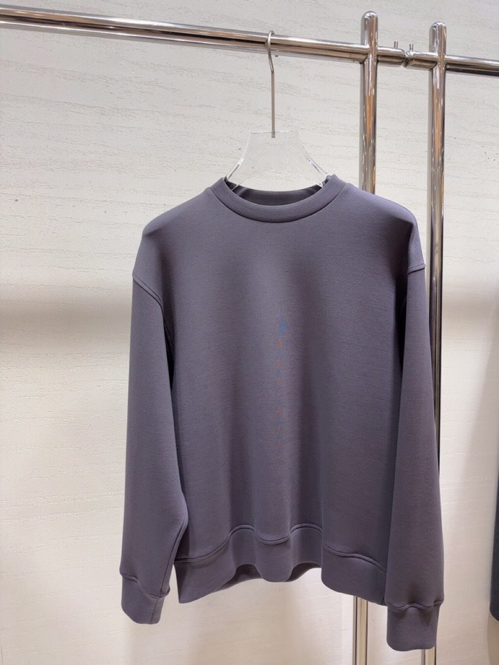  ARMANI阿玛尼2025秋冬休闲松弛系列圆领卫衣，370克重柔感果冻棉，像被云朵轻轻托住。弹力很好，