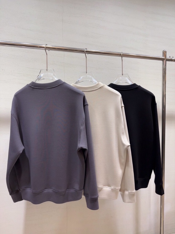  ARMANI阿玛尼2025秋冬休闲松弛系列圆领卫衣，370克重柔感果冻棉，像被云朵轻轻托住。弹力很好，