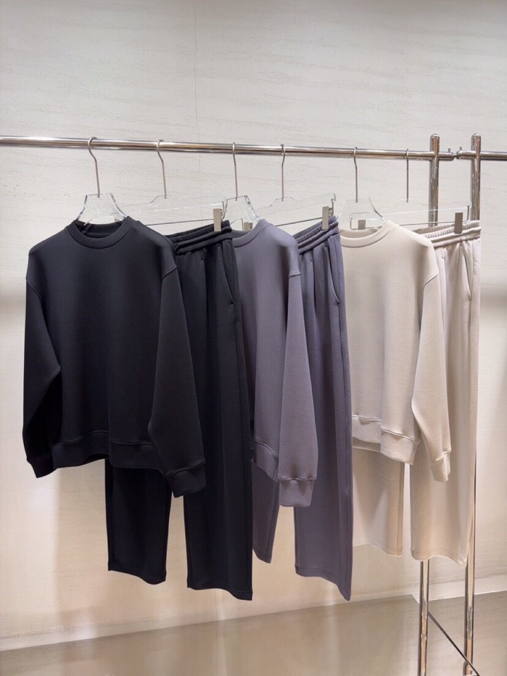  ARMANI阿玛尼2025秋冬休闲松弛系列圆领卫衣套装，370克重柔感果冻棉，像被云朵轻轻托住。弹力很