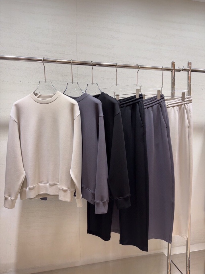  ARMANI阿玛尼2025秋冬休闲松弛系列圆领卫衣套装，370克重柔感果冻棉，像被云朵轻轻托住。弹力很