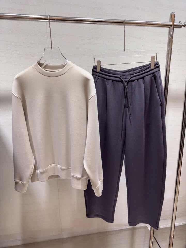  ARMANI阿玛尼2025秋冬休闲松弛系列圆领卫衣套装，370克重柔感果冻棉，像被云朵轻轻托住。弹力很