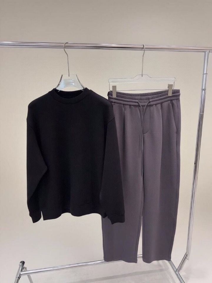  ARMANI阿玛尼2025秋冬休闲松弛系列圆领卫衣套装，370克重柔感果冻棉，像被云朵轻轻托住。弹力很