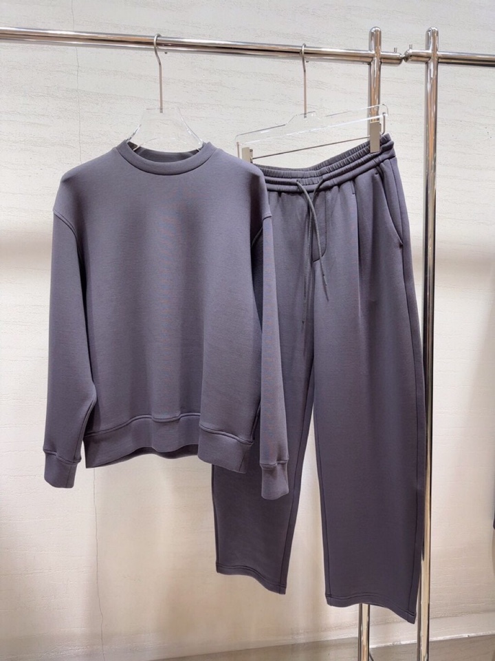  ARMANI阿玛尼2025秋冬休闲松弛系列圆领卫衣套装，370克重柔感果冻棉，像被云朵轻轻托住。弹力很