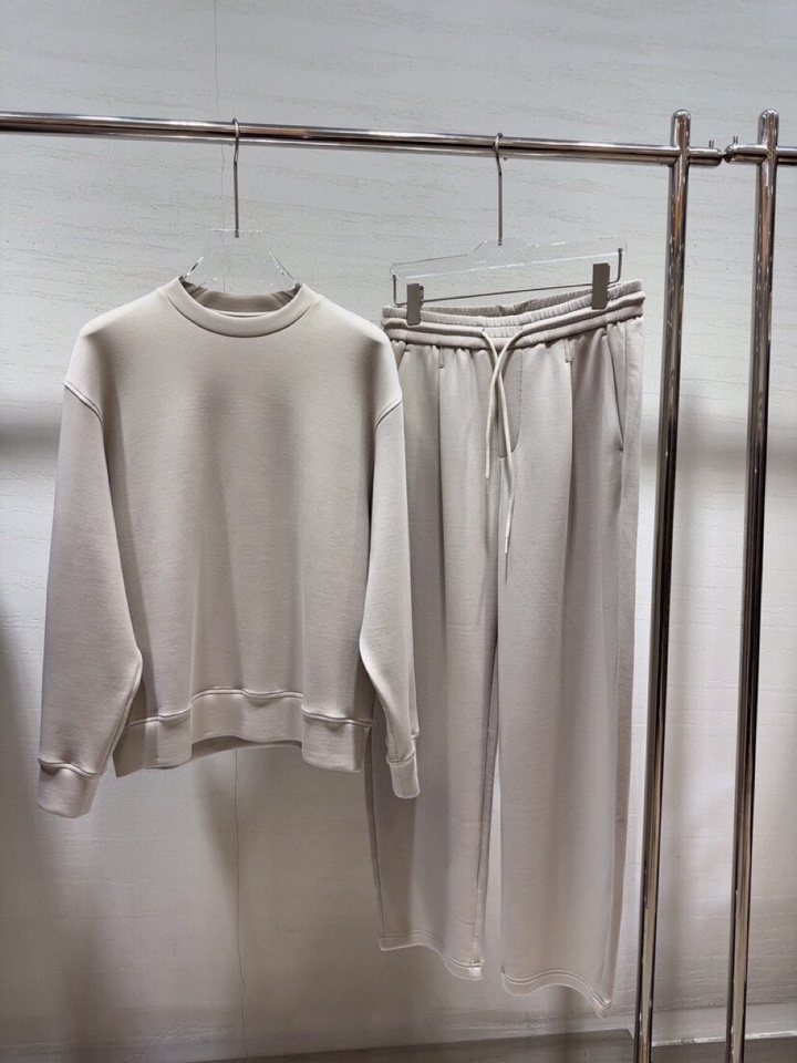  ARMANI阿玛尼2025秋冬休闲松弛系列圆领卫衣套装，370克重柔感果冻棉，像被云朵轻轻托住。弹力很