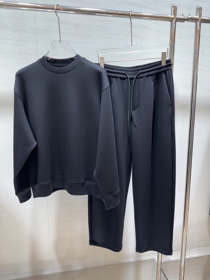  ARMANI阿玛尼2025秋冬休闲松弛系列圆领卫衣套装，370克重柔感果冻棉，像被云朵轻轻托住。弹力很