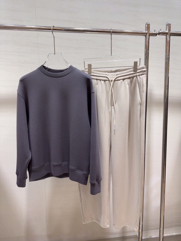  ARMANI阿玛尼2025秋冬休闲松弛系列圆领卫衣套装，370克重柔感果冻棉，像被云朵轻轻托住。弹力很