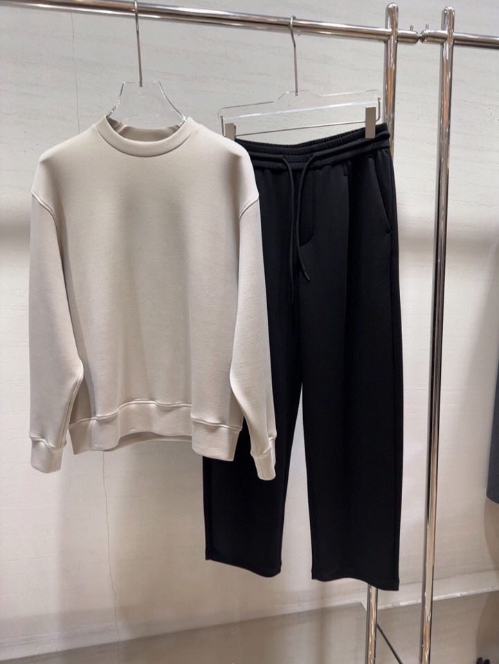  ARMANI阿玛尼2025秋冬休闲松弛系列圆领卫衣套装，370克重柔感果冻棉，像被云朵轻轻托住。弹力很