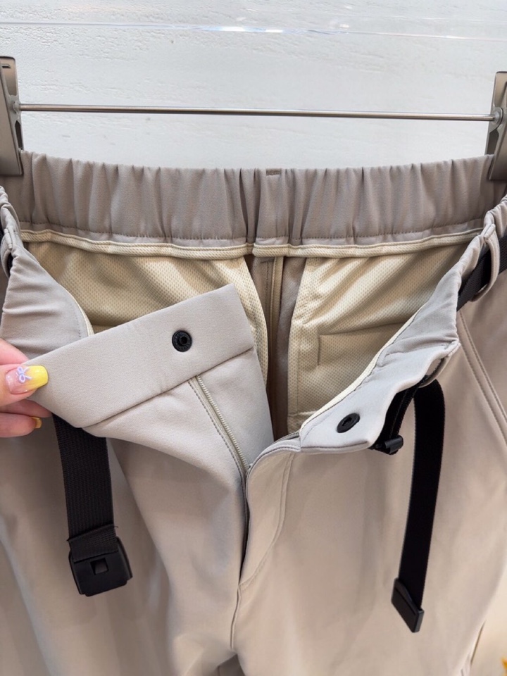  (Arcteryx）始祖鸟2025秋冬一条通勤休闲裤，轻户外与城市机能风融为一体的裤子。甄选用日本东丽