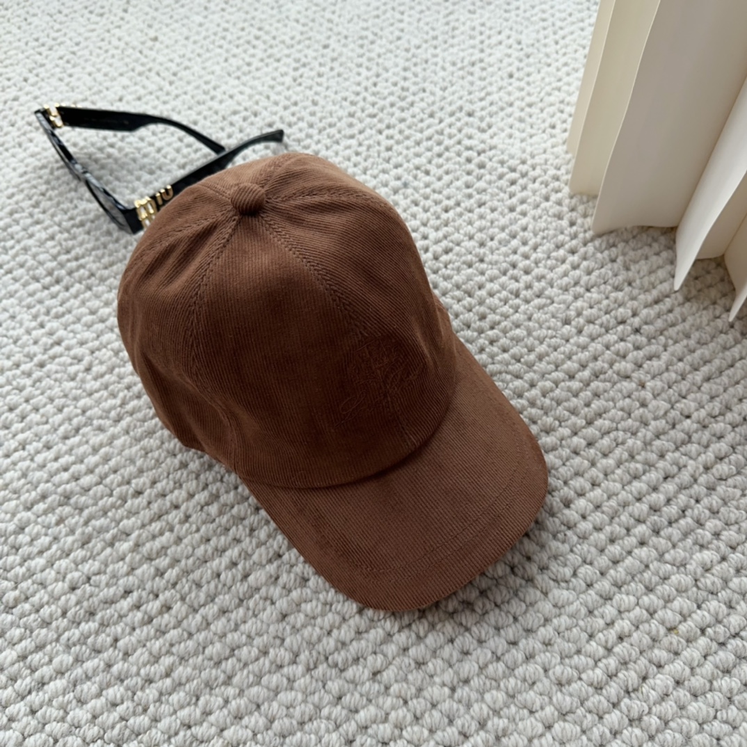 

Loro Piana(诺悠翩雅) 新款灯芯绒棒球帽，大牌同步，超好搭配，出货！