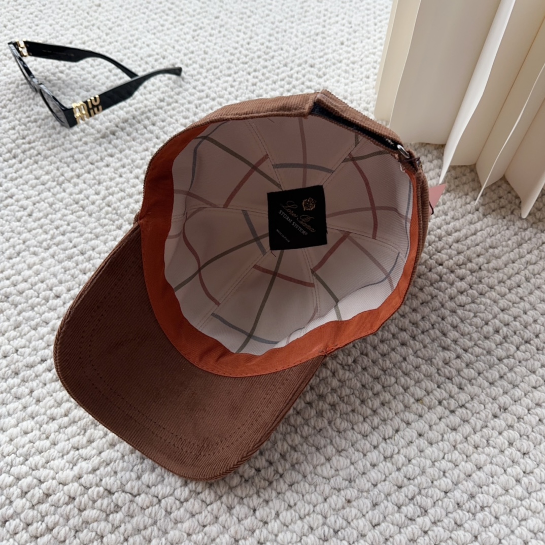 

Loro Piana(诺悠翩雅) 新款灯芯绒棒球帽，大牌同步，超好搭配，出货！