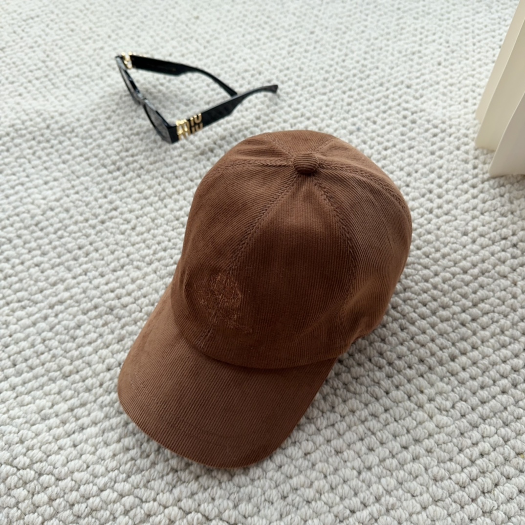 

Loro Piana(诺悠翩雅) 新款灯芯绒棒球帽，大牌同步，超好搭配，出货！