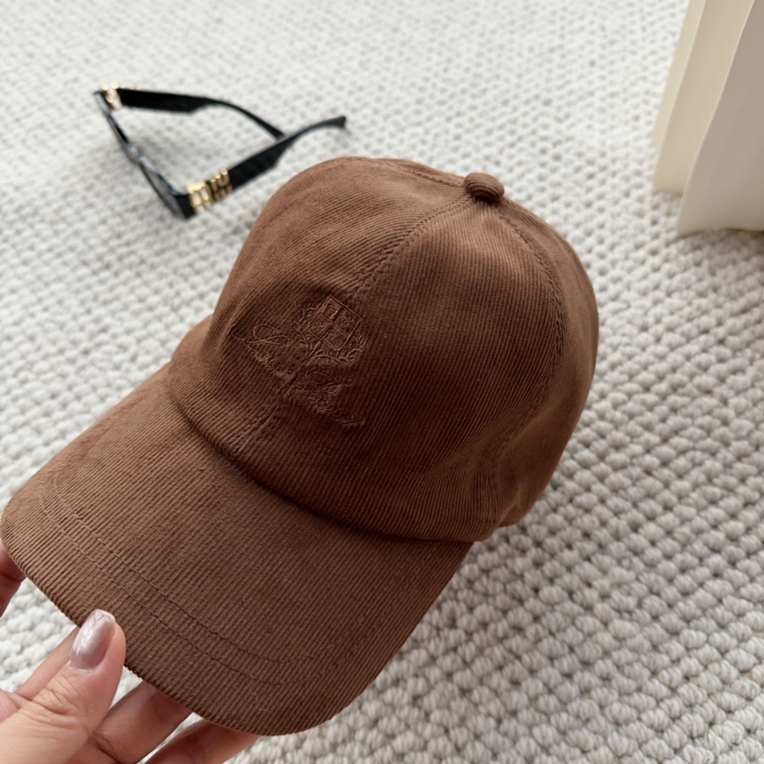 

Loro Piana(诺悠翩雅) 新款灯芯绒棒球帽，大牌同步，超好搭配，出货！