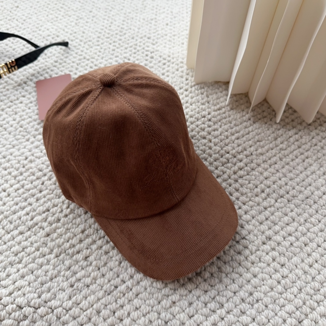 

Loro Piana(诺悠翩雅) 新款灯芯绒棒球帽，大牌同步，超好搭配，出货！