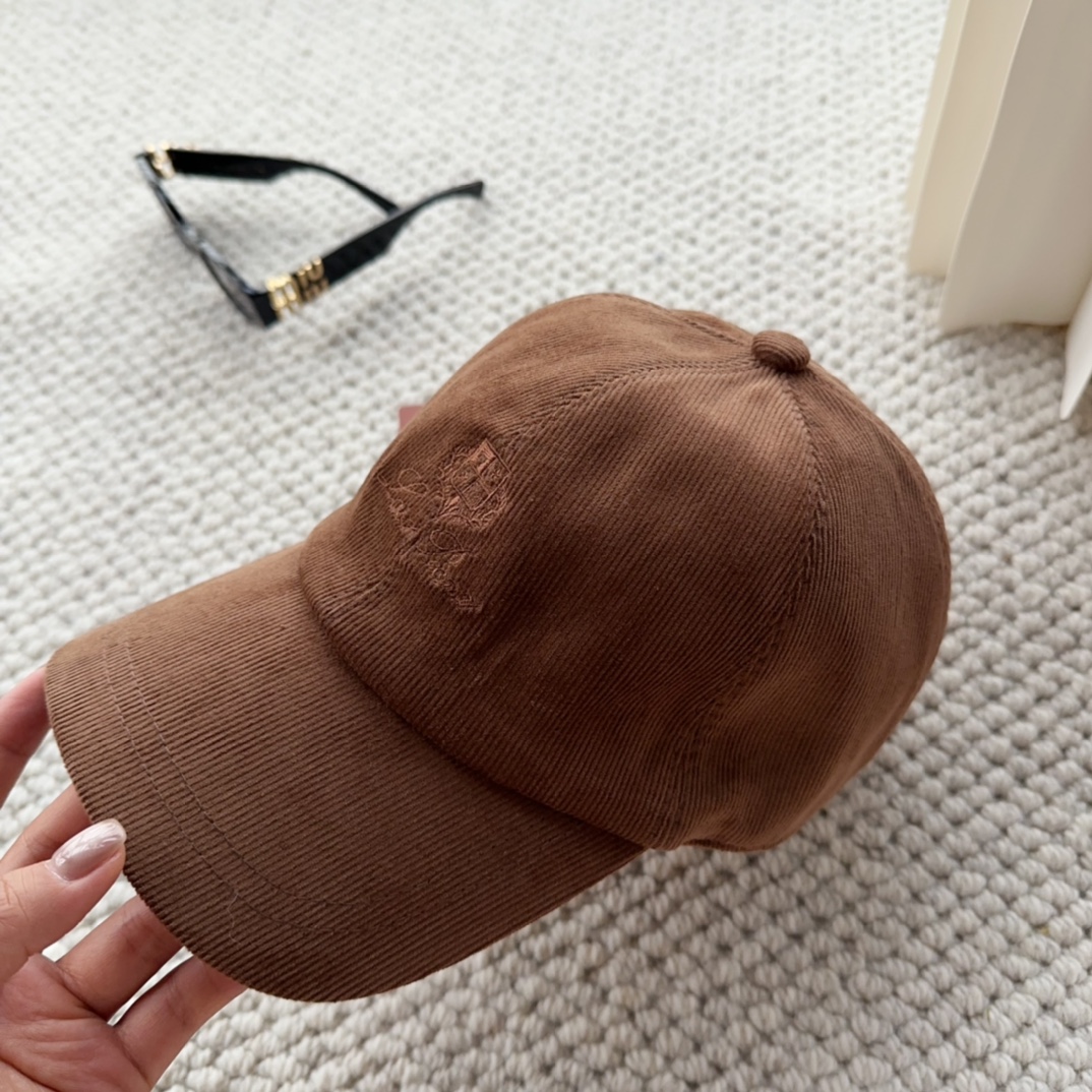 

Loro Piana(诺悠翩雅) 新款灯芯绒棒球帽，大牌同步，超好搭配，出货！