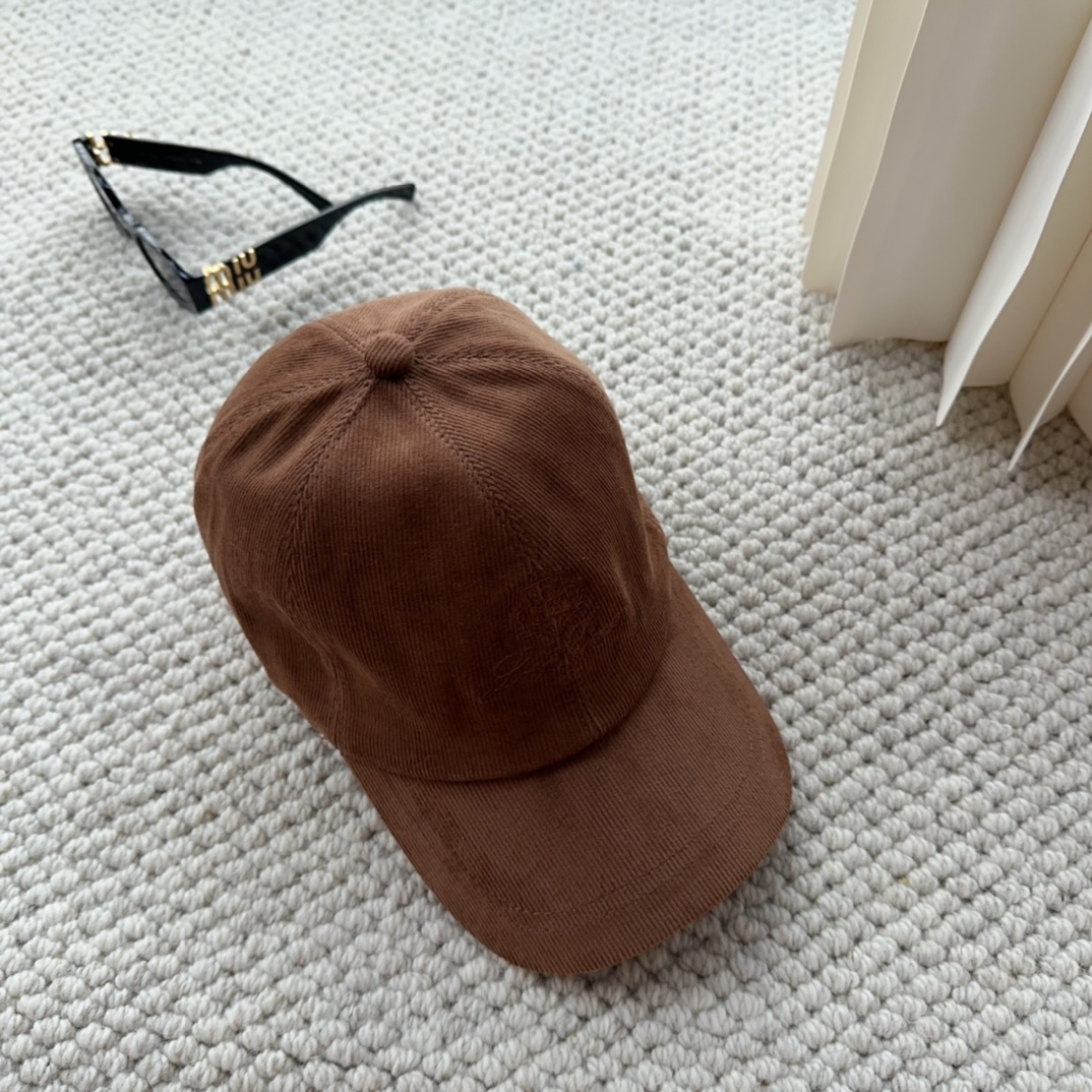 

Loro Piana(诺悠翩雅) 新款灯芯绒棒球帽，大牌同步，超好搭配，出货！