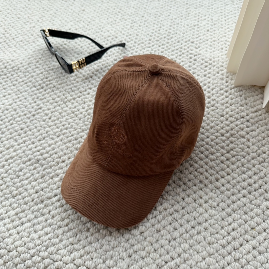 

Loro Piana(诺悠翩雅) 新款灯芯绒棒球帽，大牌同步，超好搭配，出货！