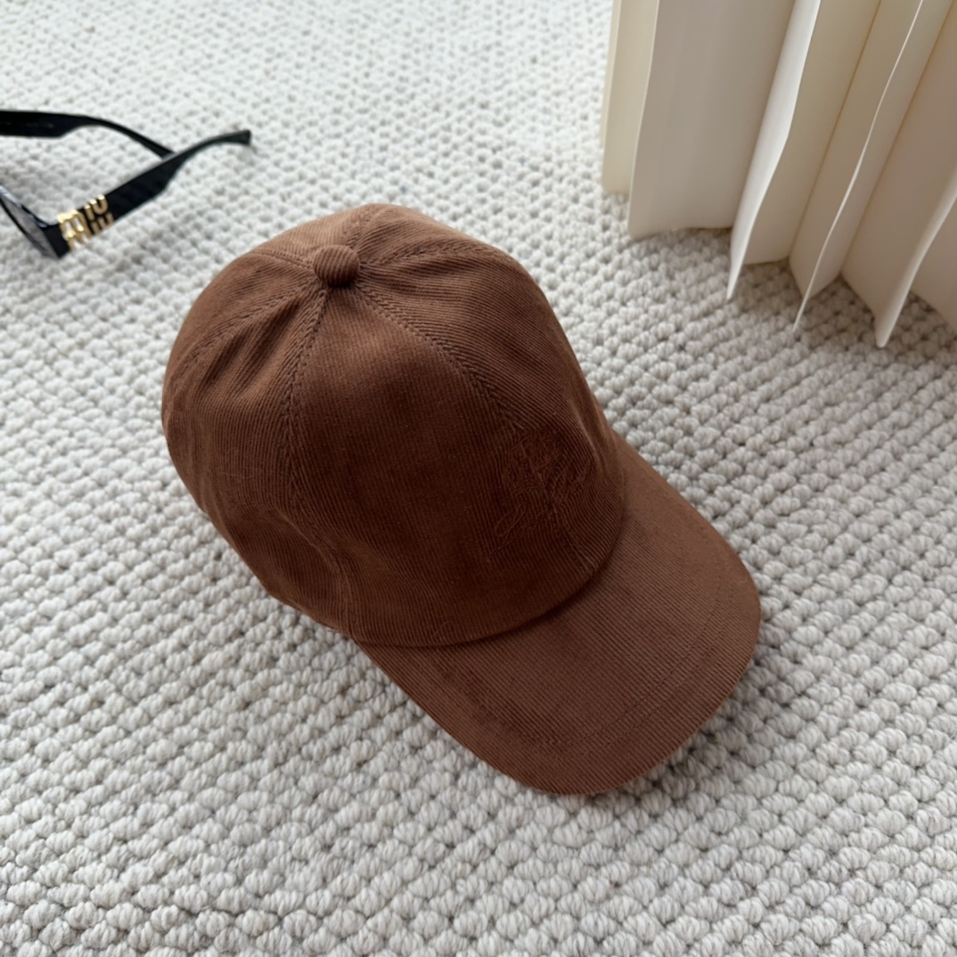 

Loro Piana(诺悠翩雅) 新款灯芯绒棒球帽，大牌同步，超好搭配，出货！