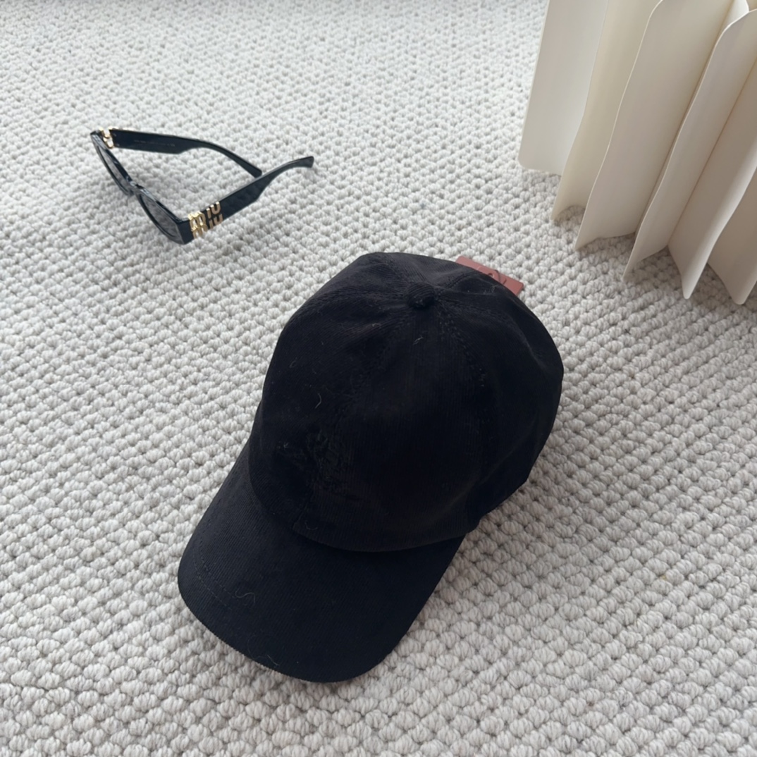 

Loro Piana(诺悠翩雅) 新款灯芯绒棒球帽，大牌同步，超好搭配，出货！