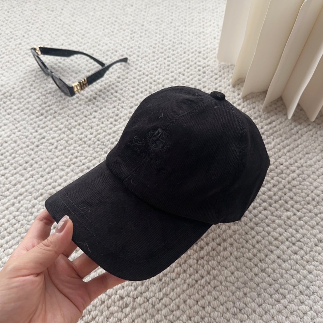 

Loro Piana(诺悠翩雅) 新款灯芯绒棒球帽，大牌同步，超好搭配，出货！