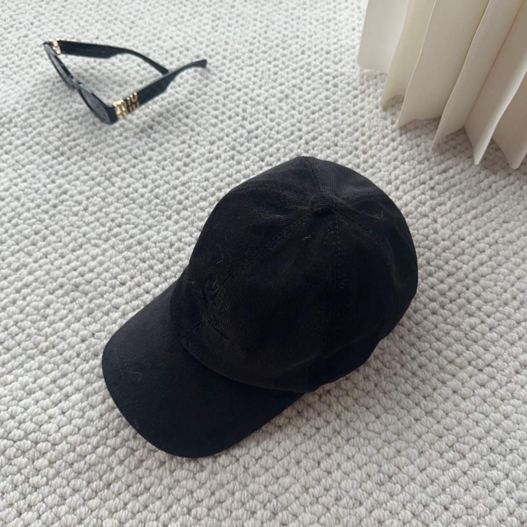 

Loro Piana(诺悠翩雅) 新款灯芯绒棒球帽，大牌同步，超好搭配，出货！