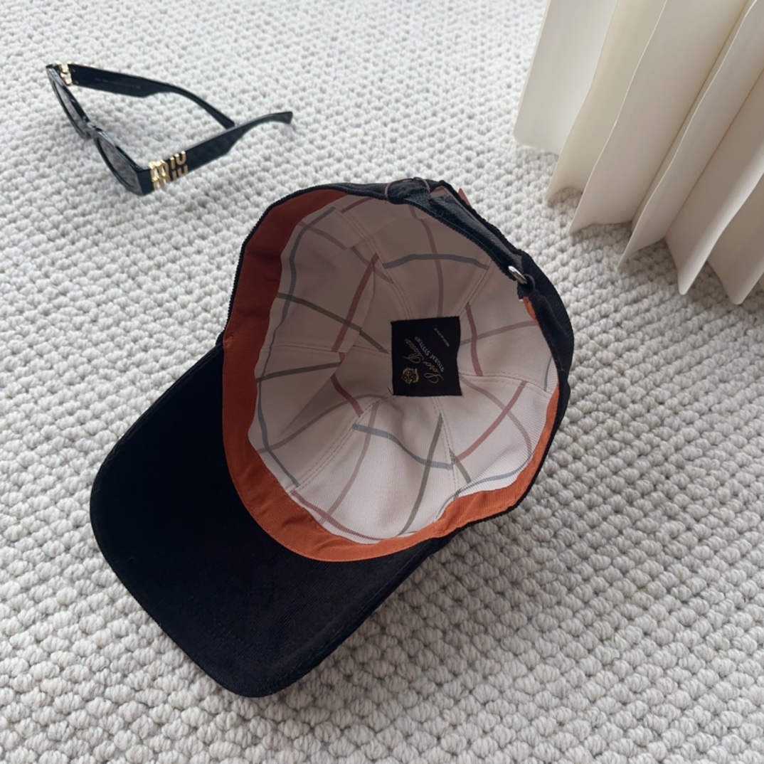 

Loro Piana(诺悠翩雅) 新款灯芯绒棒球帽，大牌同步，超好搭配，出货！