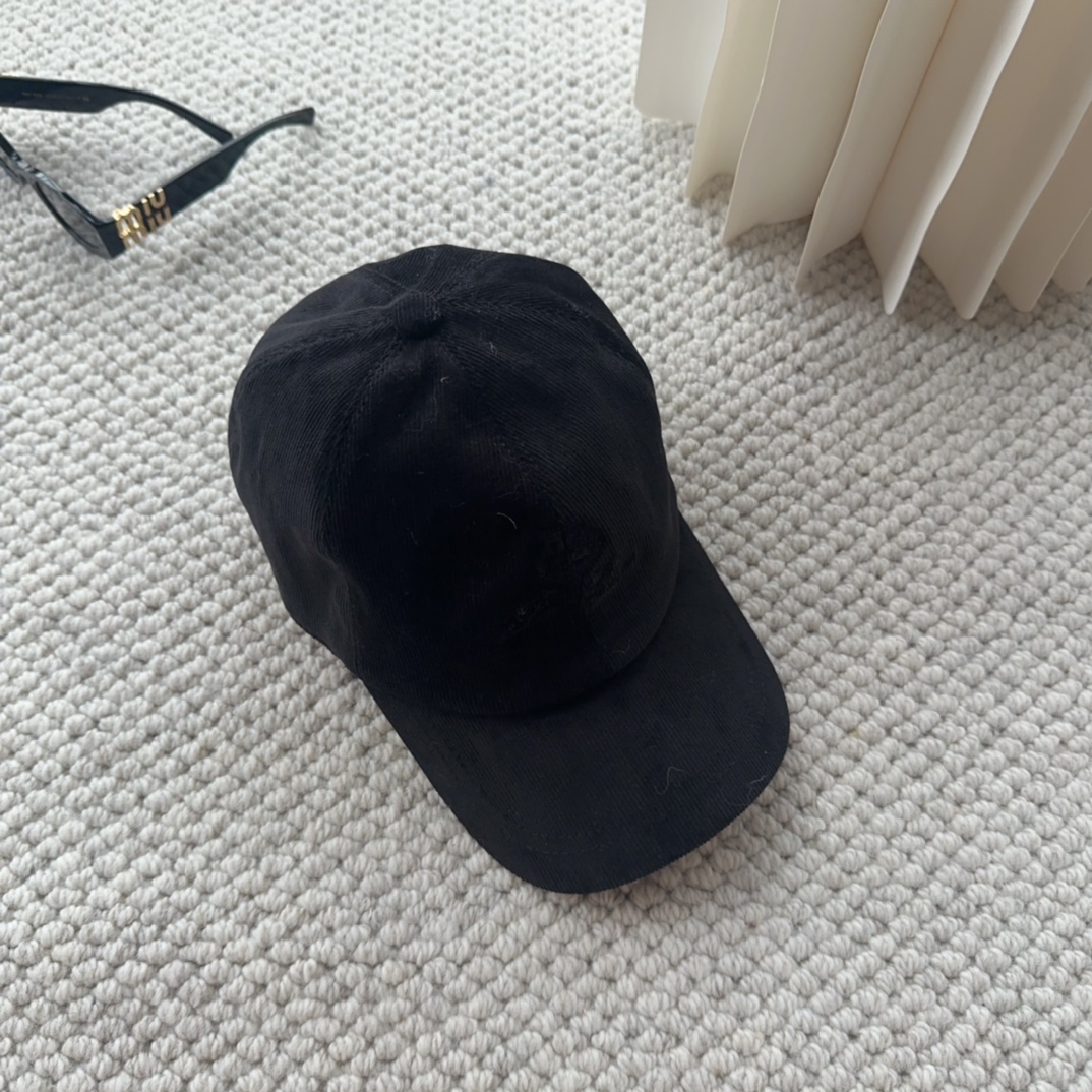 

Loro Piana(诺悠翩雅) 新款灯芯绒棒球帽，大牌同步，超好搭配，出货！