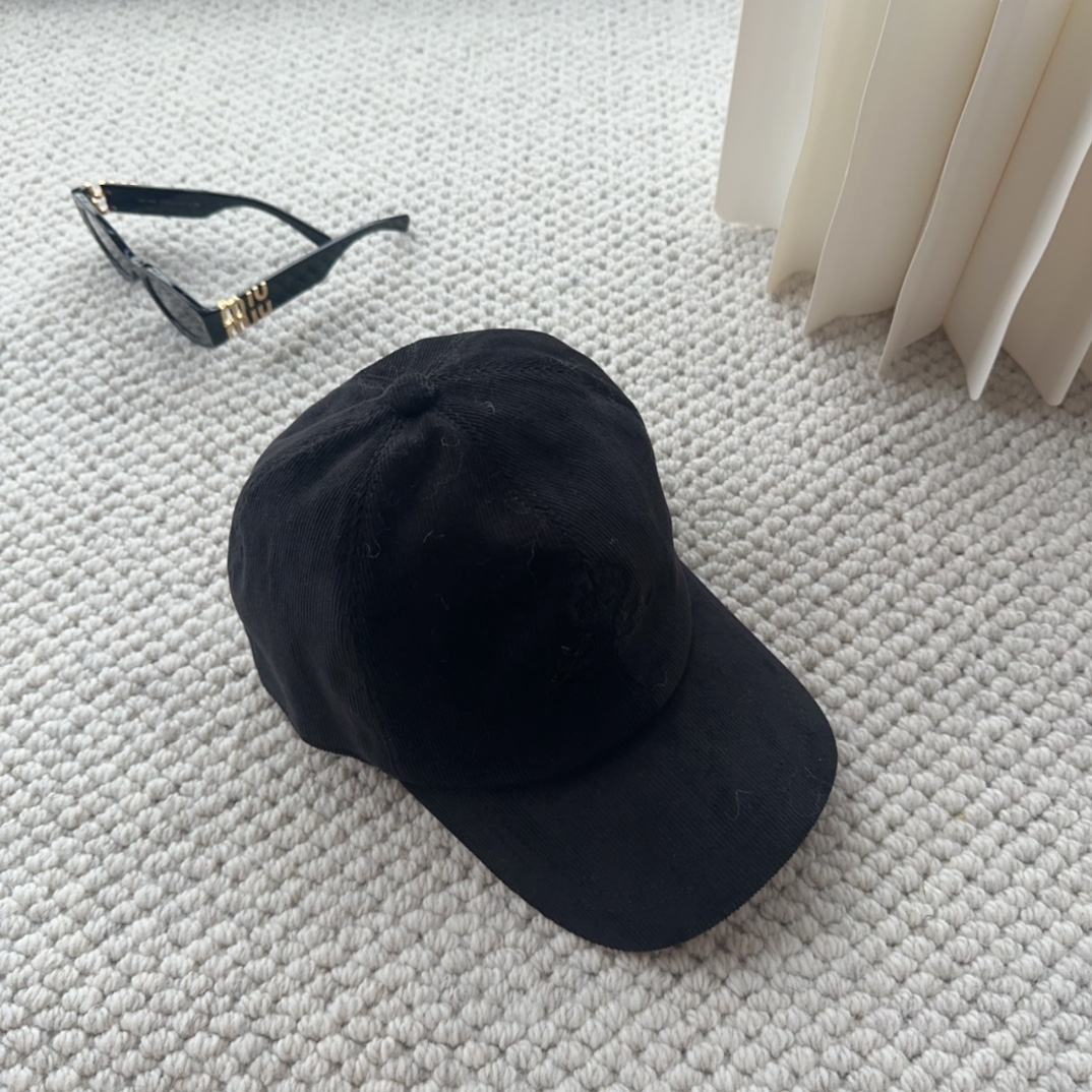 

Loro Piana(诺悠翩雅) 新款灯芯绒棒球帽，大牌同步，超好搭配，出货！