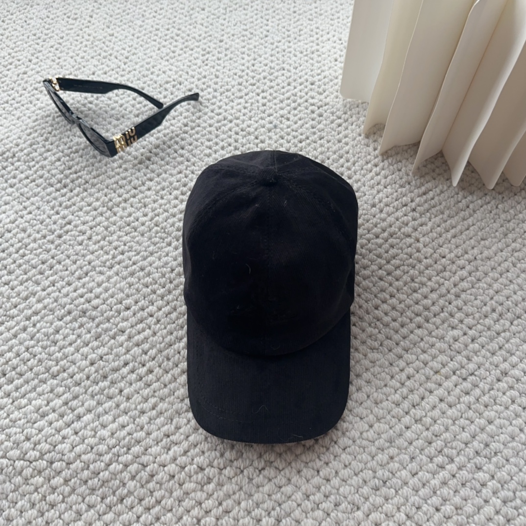 

Loro Piana(诺悠翩雅) 新款灯芯绒棒球帽，大牌同步，超好搭配，出货！