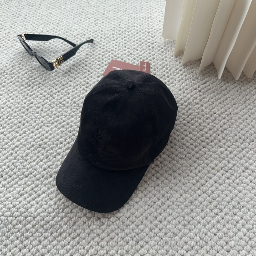 

Loro Piana(诺悠翩雅) 新款灯芯绒棒球帽，大牌同步，超好搭配，出货！