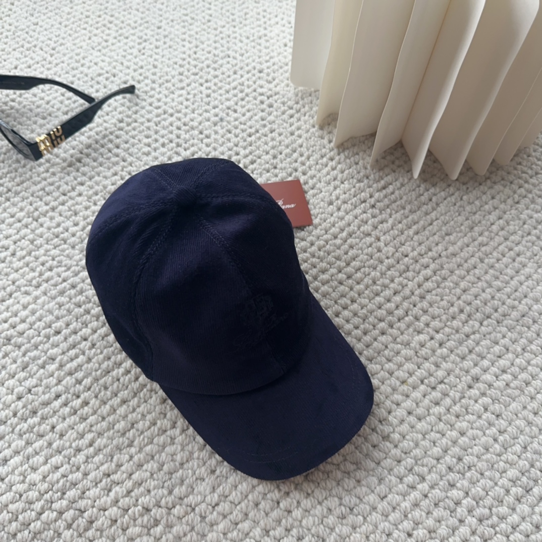 

Loro Piana(诺悠翩雅) 新款灯芯绒棒球帽，大牌同步，超好搭配，出货！