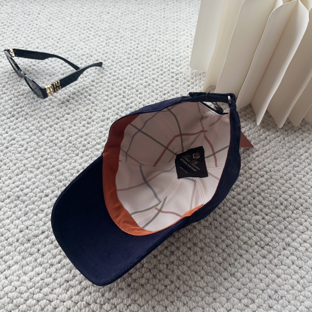 

Loro Piana(诺悠翩雅) 新款灯芯绒棒球帽，大牌同步，超好搭配，出货！