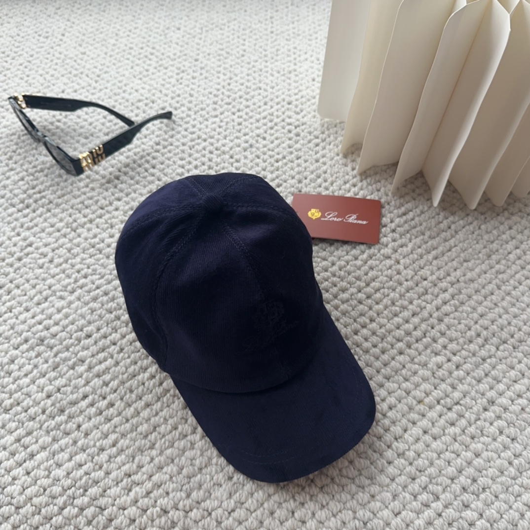 

Loro Piana(诺悠翩雅) 新款灯芯绒棒球帽，大牌同步，超好搭配，出货！