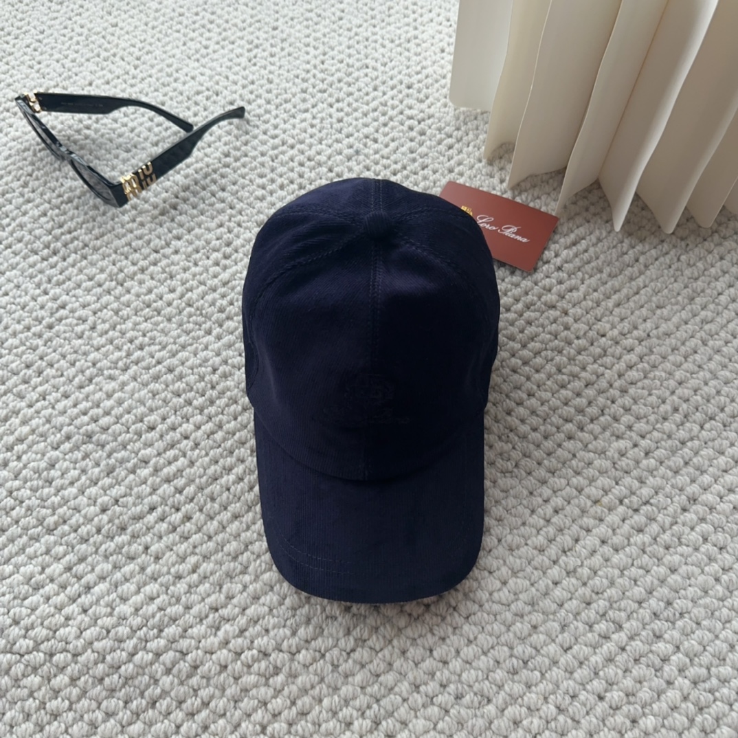 

Loro Piana(诺悠翩雅) 新款灯芯绒棒球帽，大牌同步，超好搭配，出货！