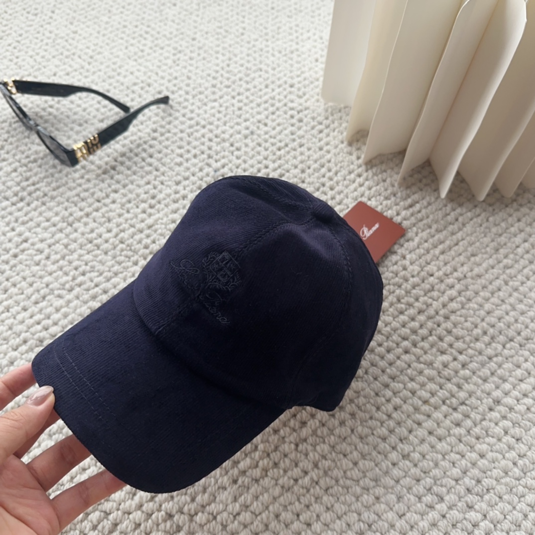 

Loro Piana(诺悠翩雅) 新款灯芯绒棒球帽，大牌同步，超好搭配，出货！