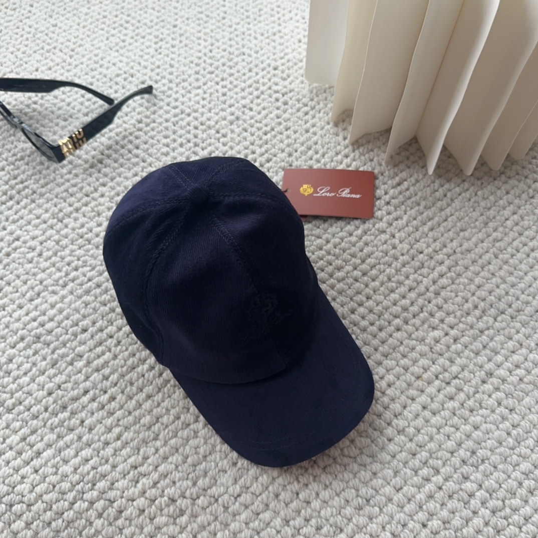 

Loro Piana(诺悠翩雅) 新款灯芯绒棒球帽，大牌同步，超好搭配，出货！