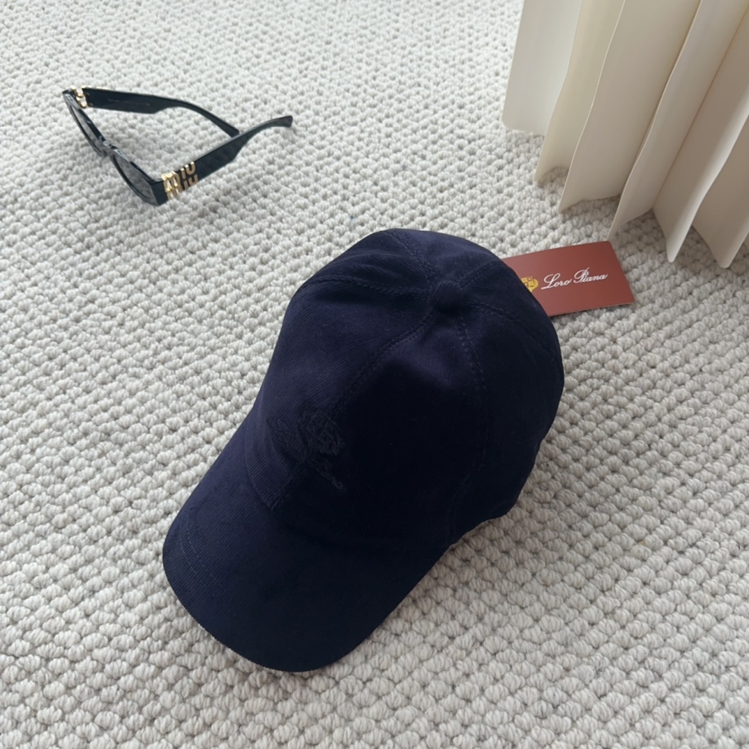 

Loro Piana(诺悠翩雅) 新款灯芯绒棒球帽，大牌同步，超好搭配，出货！