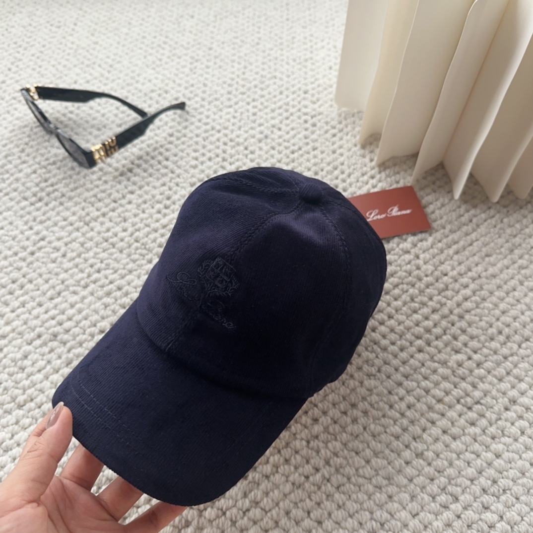 

Loro Piana(诺悠翩雅) 新款灯芯绒棒球帽，大牌同步，超好搭配，出货！