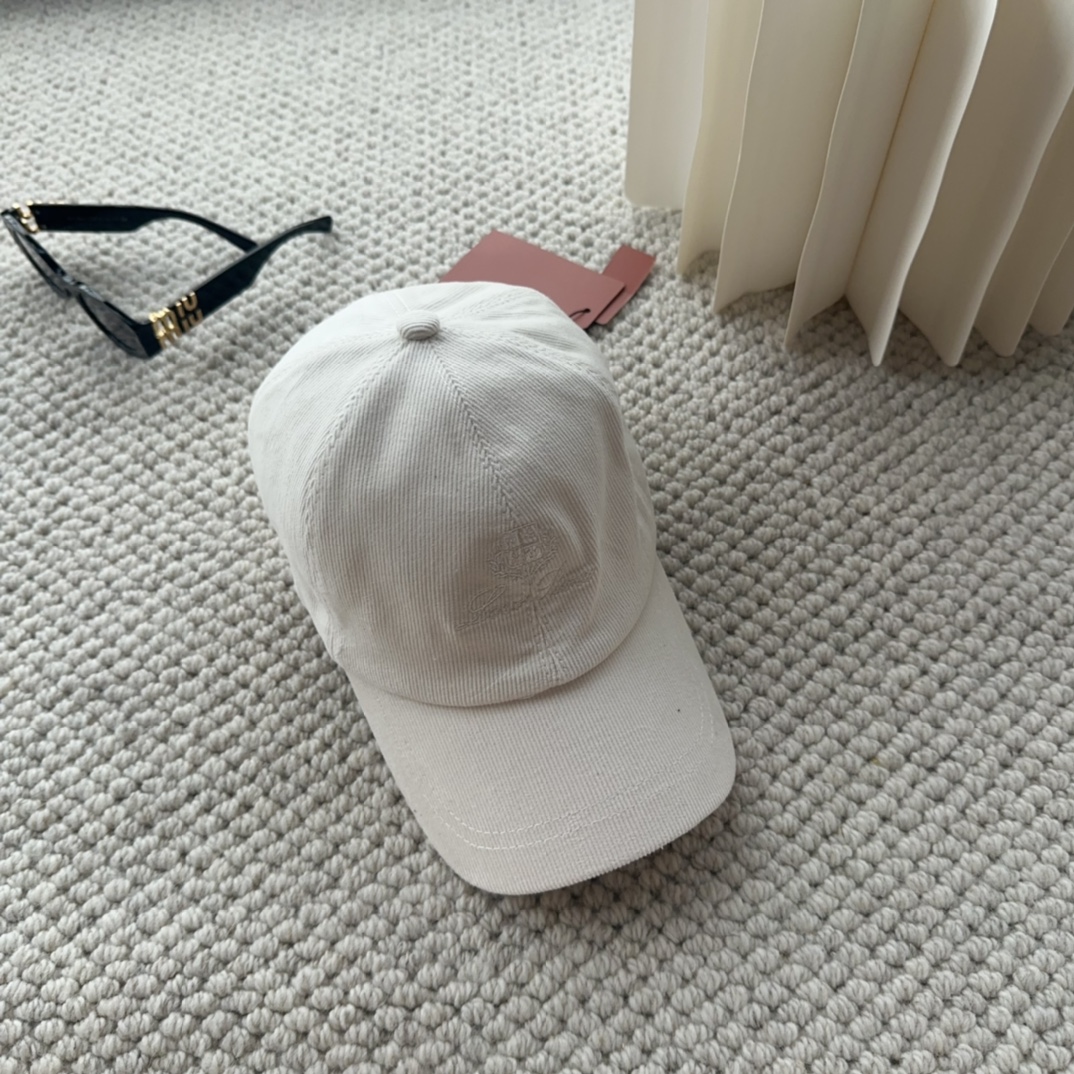 

Loro Piana(诺悠翩雅) 新款灯芯绒棒球帽，大牌同步，超好搭配，出货！