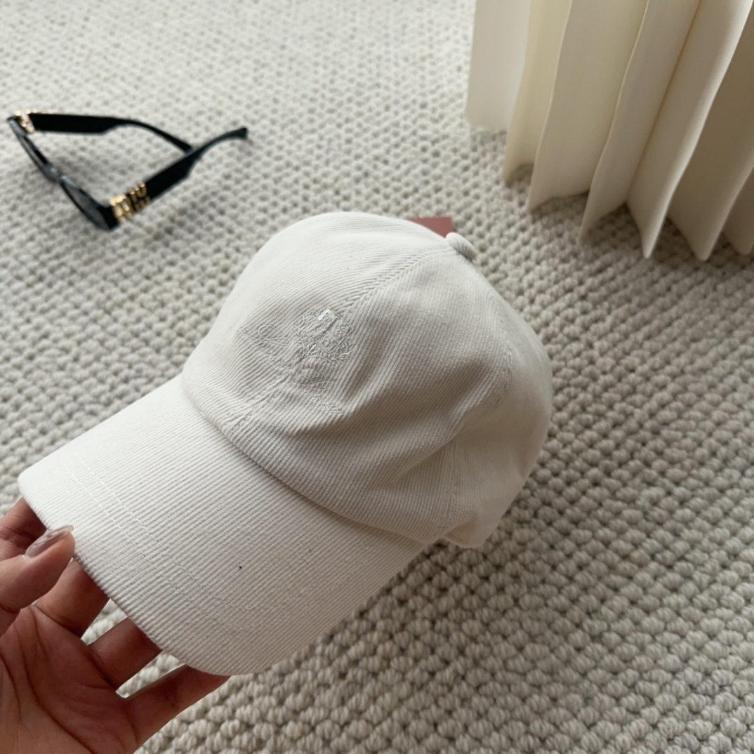 

Loro Piana(诺悠翩雅) 新款灯芯绒棒球帽，大牌同步，超好搭配，出货！