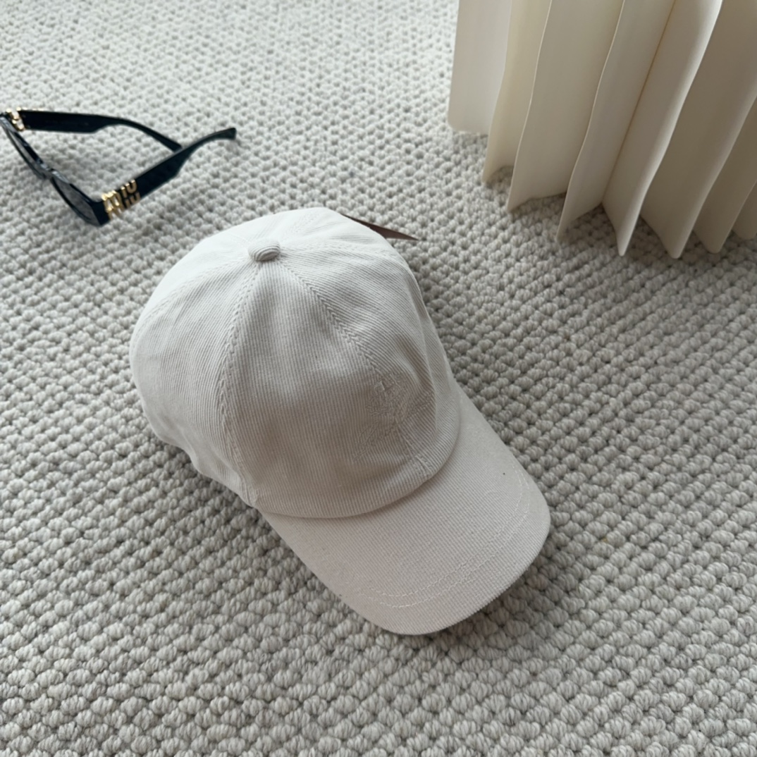 

Loro Piana(诺悠翩雅) 新款灯芯绒棒球帽，大牌同步，超好搭配，出货！