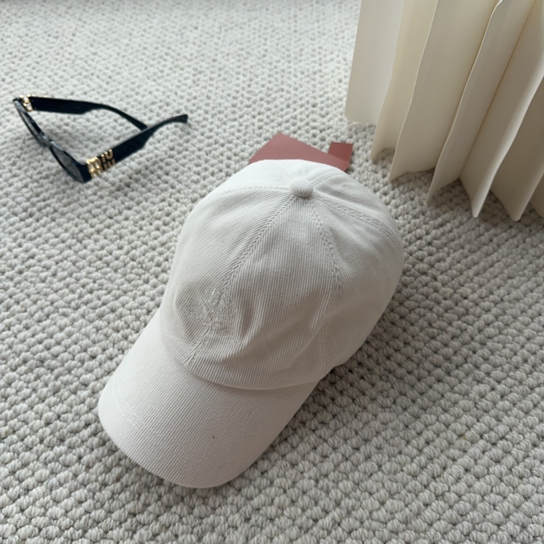 

Loro Piana(诺悠翩雅) 新款灯芯绒棒球帽，大牌同步，超好搭配，出货！