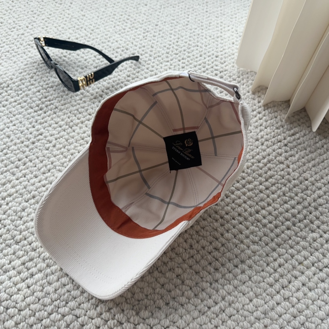 

Loro Piana(诺悠翩雅) 新款灯芯绒棒球帽，大牌同步，超好搭配，出货！