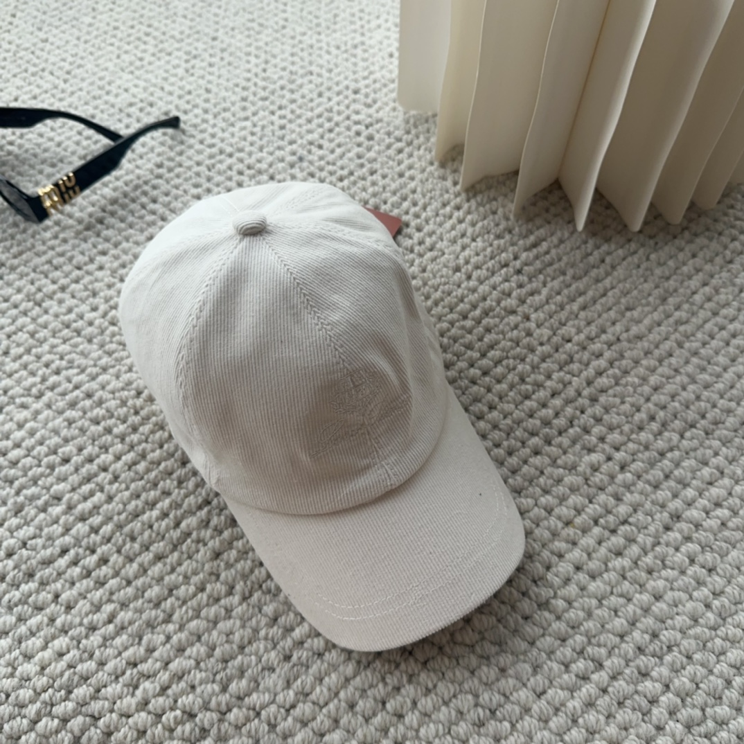 

Loro Piana(诺悠翩雅) 新款灯芯绒棒球帽，大牌同步，超好搭配，出货！