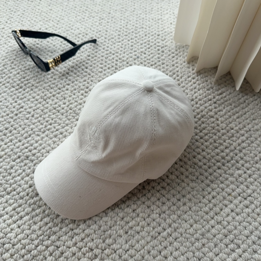 

Loro Piana(诺悠翩雅) 新款灯芯绒棒球帽，大牌同步，超好搭配，出货！