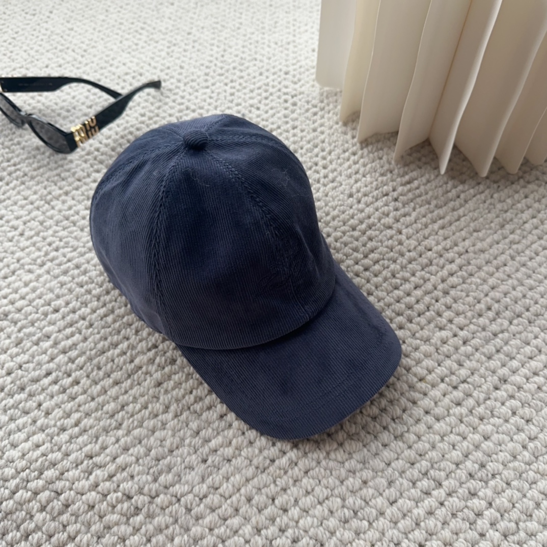 

Loro Piana(诺悠翩雅) 新款灯芯绒棒球帽，大牌同步，超好搭配，出货！