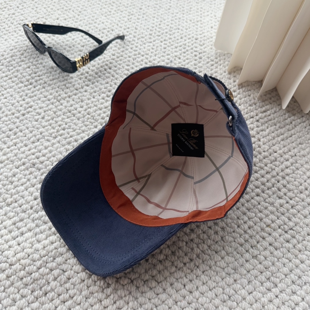 

Loro Piana(诺悠翩雅) 新款灯芯绒棒球帽，大牌同步，超好搭配，出货！