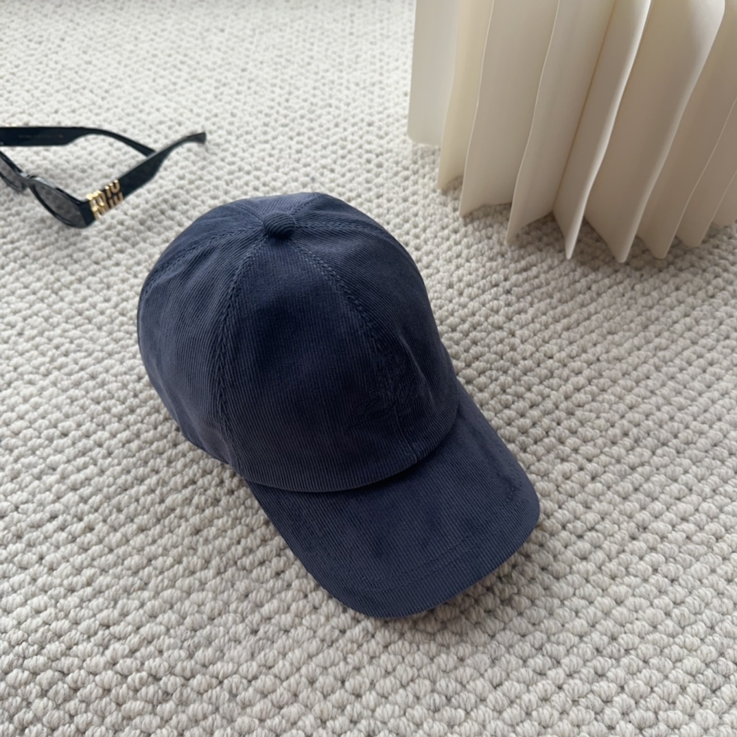 

Loro Piana(诺悠翩雅) 新款灯芯绒棒球帽，大牌同步，超好搭配，出货！