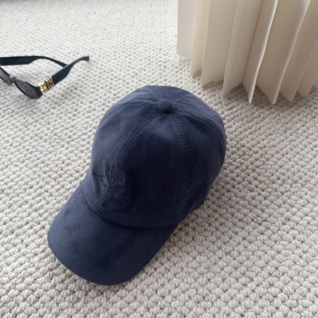 

Loro Piana(诺悠翩雅) 新款灯芯绒棒球帽，大牌同步，超好搭配，出货！